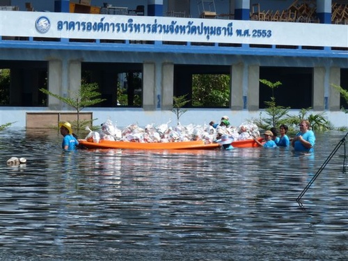 Hätäapupakkausten kuljetusta tulva-alueella. Kuva Leena Helle