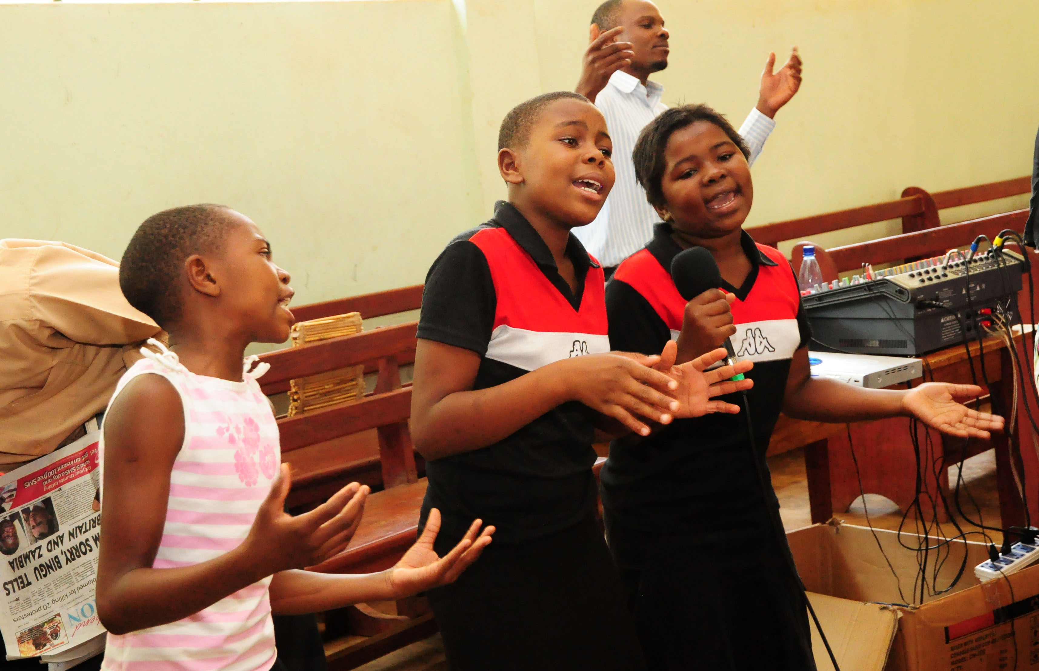 Lapsi- ja nuorisokuoro Luther Kids esiintyy  Lilongwen tuomiokirkossa. Kuoron jäsenet tekevät vaikuttamistyötä