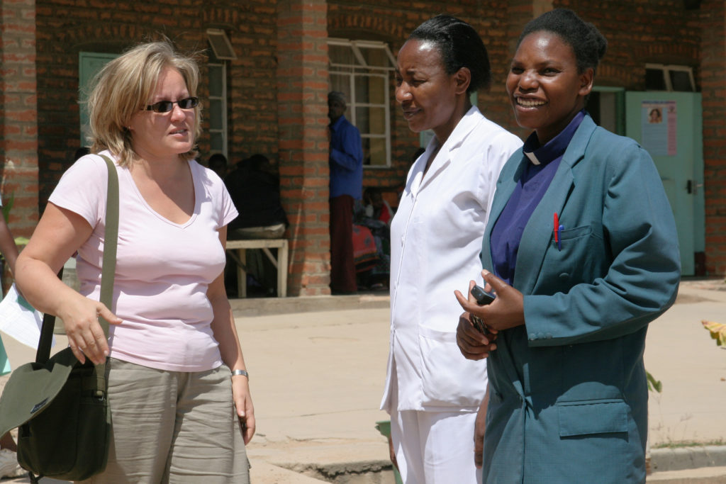 tohtori Mpumilwa on tutkinut potilaan ja antaa tälle lääkemääräyksen. Kuva: Paula Laajalahti