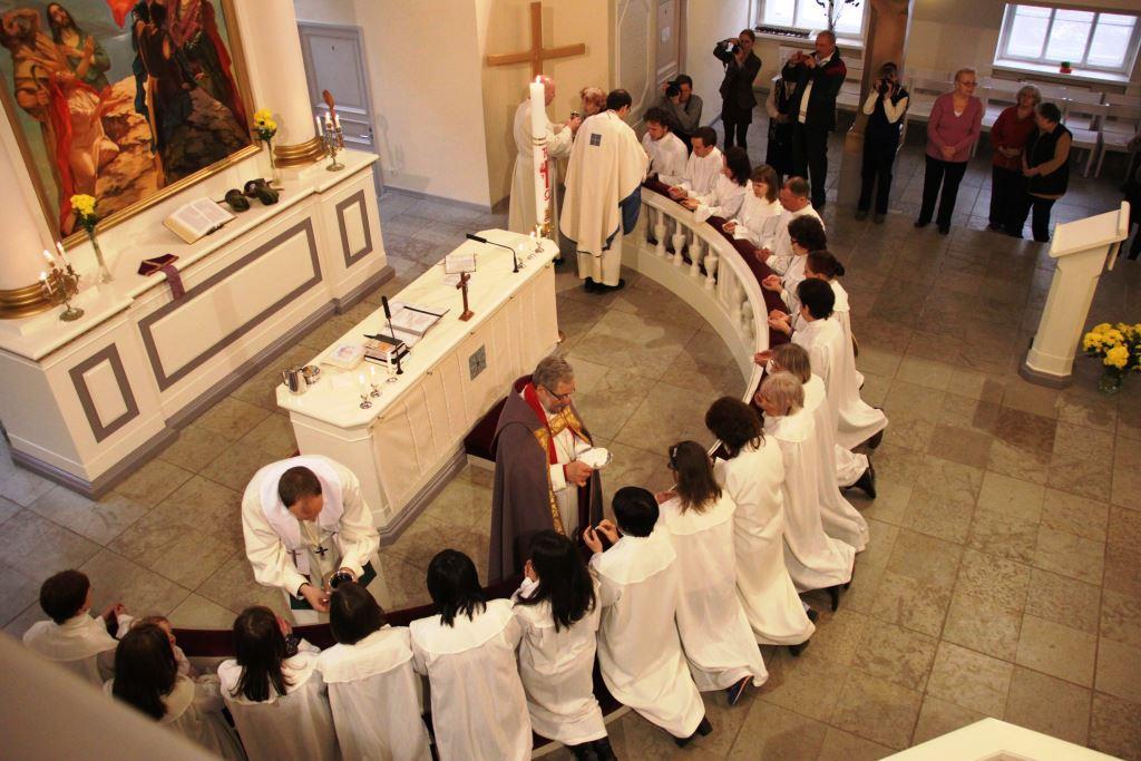 Pietarin Pyhän Marian kirkon pääsiäismessuun kuuluu vuosittain rippikoulun käyneiden konfirmaatio. Kuva vuodelta 2013