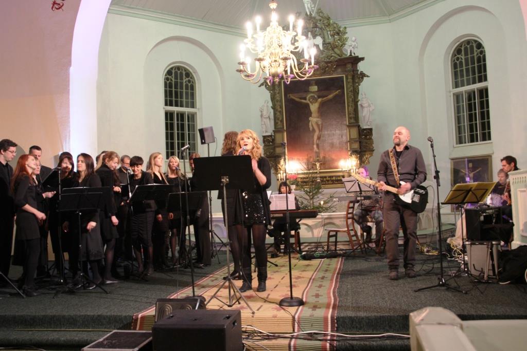 Ülistus-levyn julkistuskonsertissa ensimmäisenä adventtina esiintyi Lambertus-kuoro solistinaan Jana Abzalon.