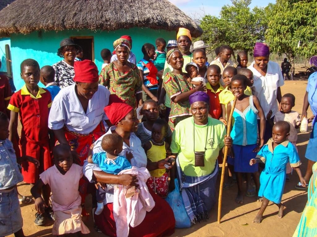 Zimbabwessa luterilaisen kirkon isoäidit tarttuivat toimeen ja auttavat aids-orpoja. Nyt sadat lapset saavat apua koulunkäyntiin