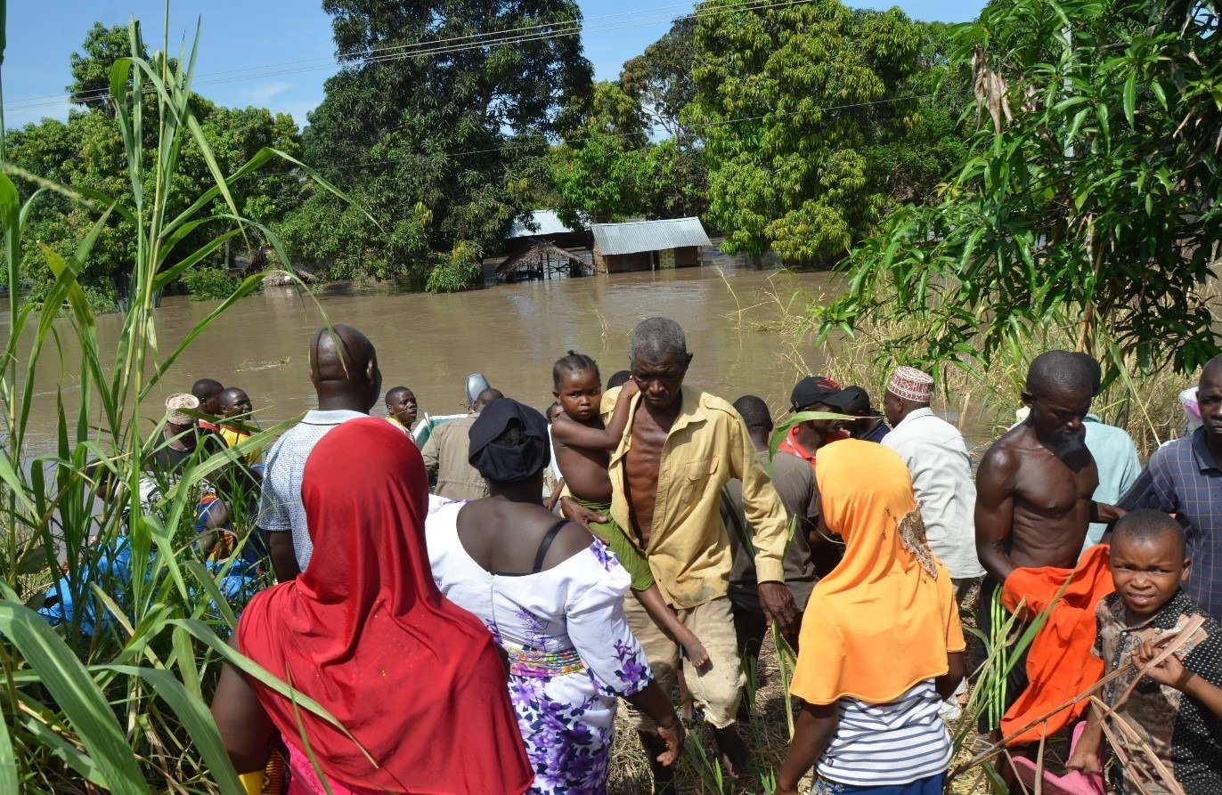 Tansanian tulva-uhreja pakenemassa vedenvaltaamilta alueilta.