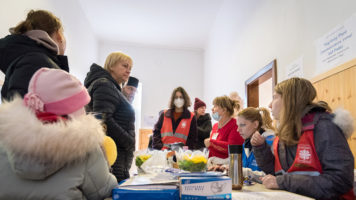 Avustustyöntekijät neuvovat Ukrainasta saapuneita pakolaisia.