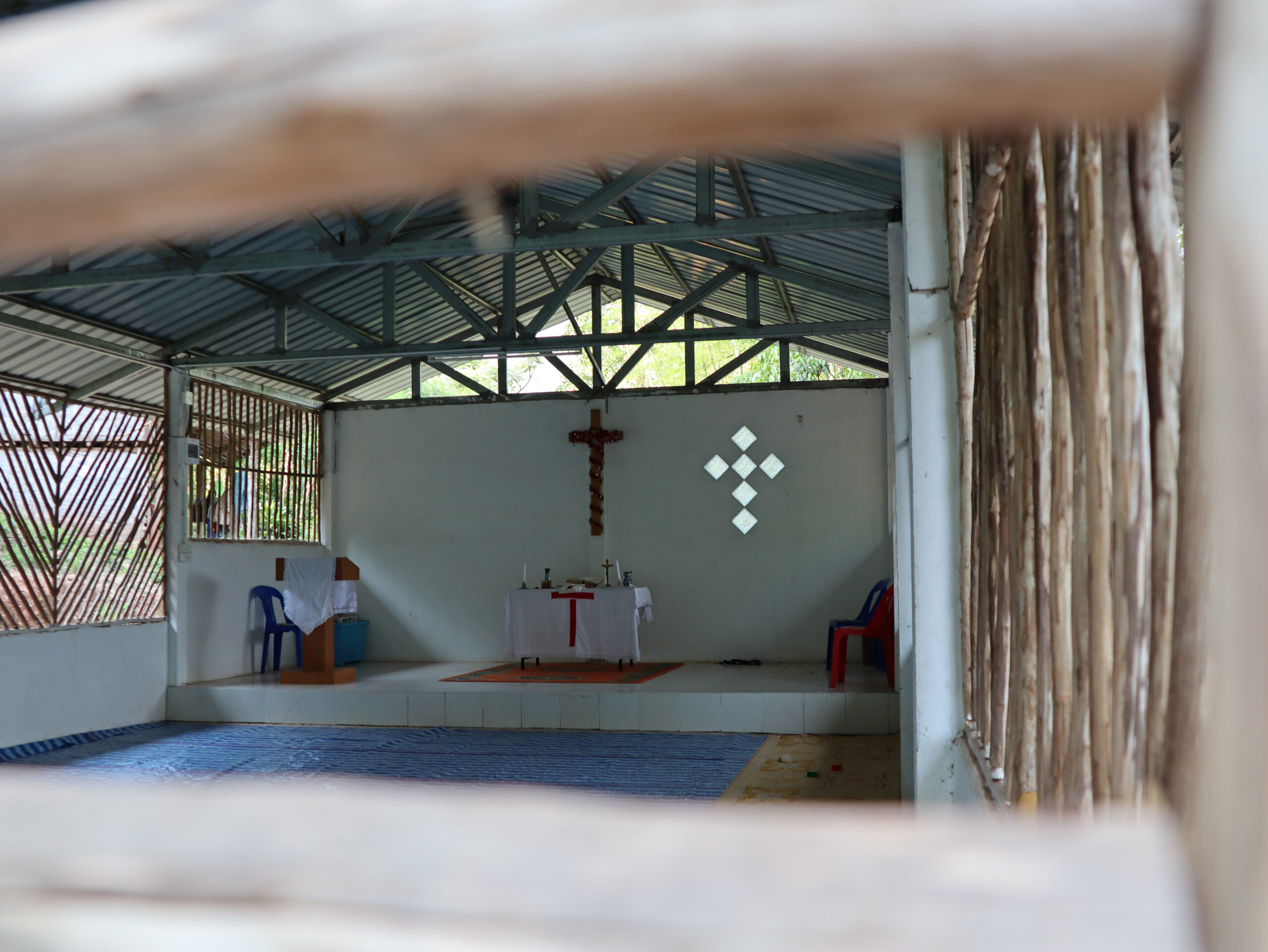 Kuvassa kirkkorakennus, jonka seinät on tehty bambusta