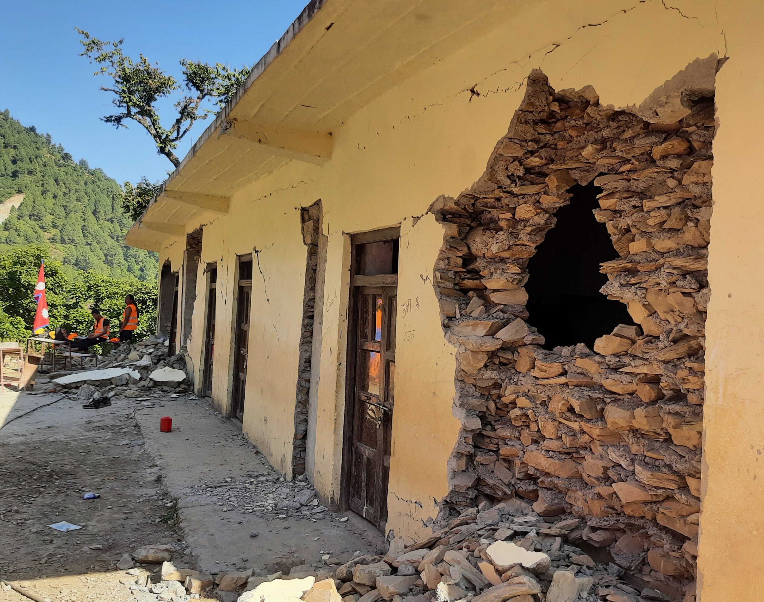 Maanjäristyksen tuhoama koulu Länsi-Nepalissa.