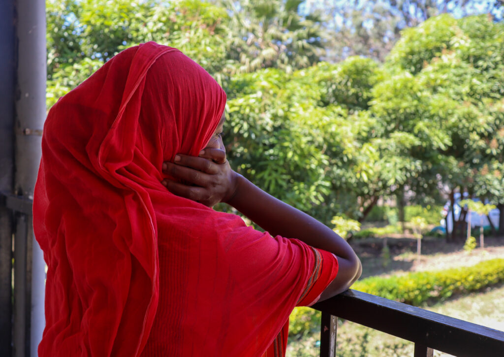 Abeba (nimi muutettu), 25, joutui seksuaalisen väkivallan uhriksi Tigrayn konfliktin aikaan. Traumojen vuoksi hän harkitsi itsemurhaa, mutta sai Lähetysseuran tukemasta hankkeesta vertaistukea ja koulutusta psykososiaalisesta hyvinvoinnista.