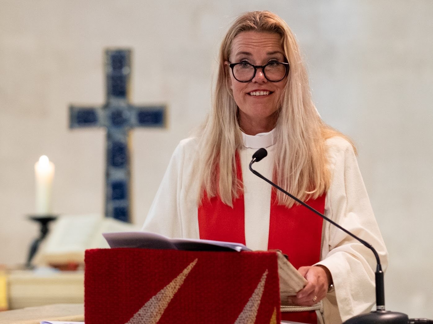 Maria Leppäkari saarnaamassa.