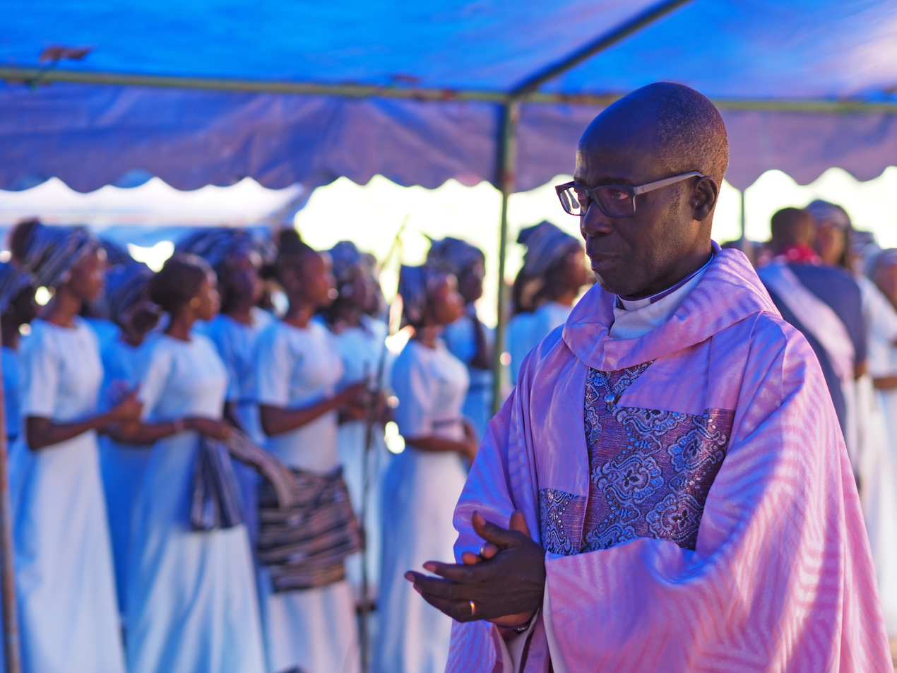Kuvassa etualalla Senegalin luterilaisen kirkon johtaja Latyr Diouf ja taustalla seurakuntalaisia.