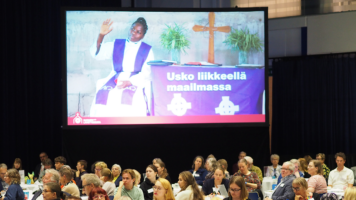 Vuosikokousedustajia pyöreissä pöydissä Tampere-talon Sorsapuistosalissa.