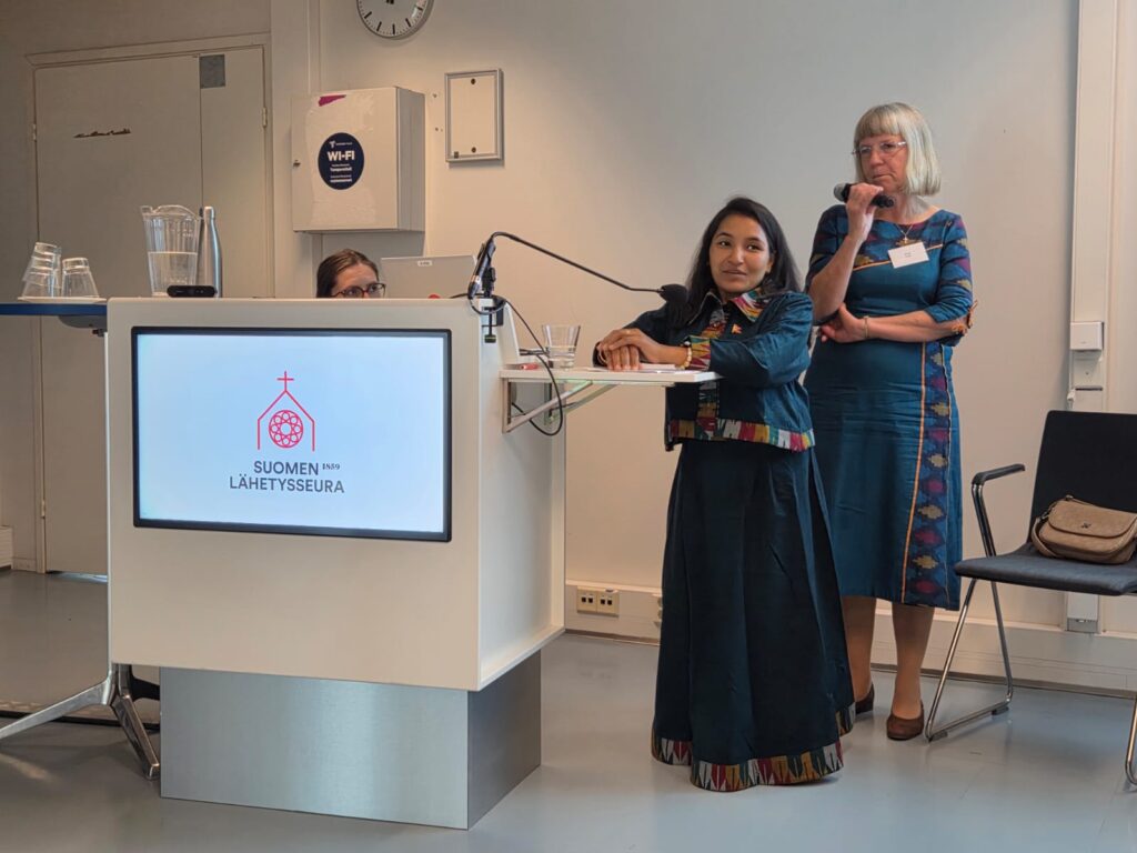 Lilja Österman, Sabina Parajuli ja Elina Lind pitämässä työpajaa Tampere-talossa.