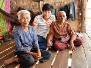 Kambodzhalainen kirkon työntekijä kotikäynnillä vanhusten luona.