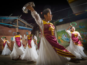 Bolivialainen tyttö tanssii perinteisessä kansanasussa.
