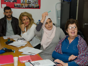 Kolme naista seuraamassa opetusta Ranskan Marhaban-keskuksessa.