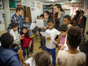 Lapsia ja nuoria aikuisia soittamassa ja laulamassa Ranskan Marhaban-keskuksessa.
