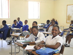 Iloisia namibialaisia nuoria pulpettien ääressä.