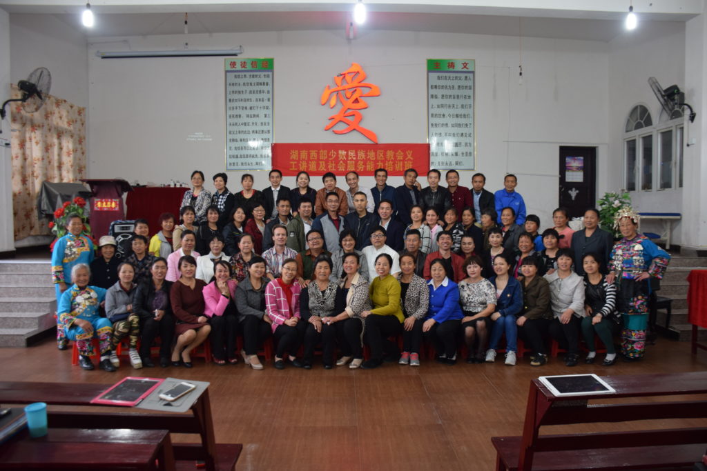 Suuri joukko koulutukseen osallistuneita kiinalaisia vapaaehtoisia ryhmäkuvassa.