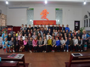 Suuri joukko koulutukseen osallistuneita kiinalaisia vapaaehtoisia ryhmäkuvassa.