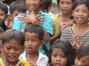 Kambodzhalaisia lapsia laulamassa.