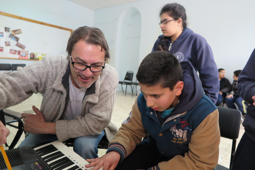 Bild från musikundervisningen i Palestina.