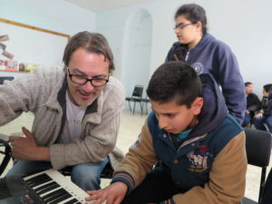 Bild från musikundervisningen i Palestina.