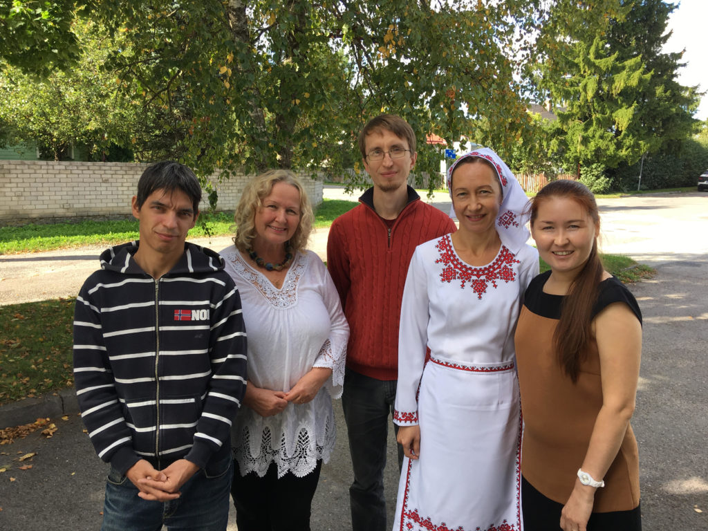 Viisi Viron kirkon vapaaehtoista ryhmäkuvassa.