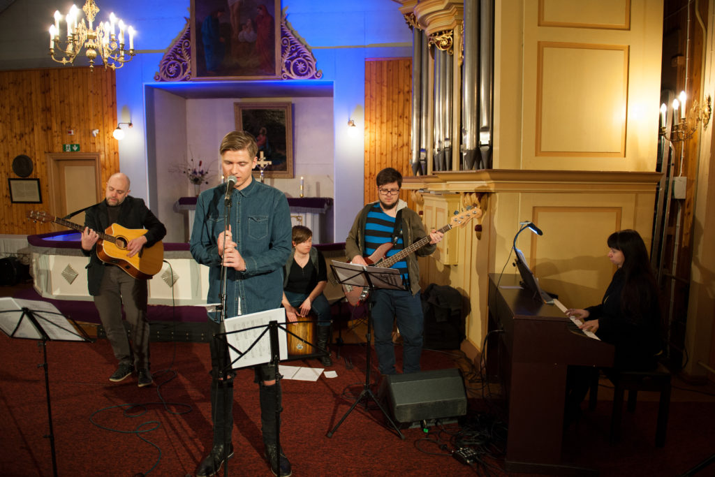 Bändi esiintyy kirkon raamatunopetus-, musiikki- ja esirukousillassa Nõmmella.
