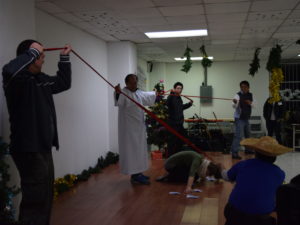 Näytelmä tai muu esitys käynnissä taiwanilaisessa pidätyskeskuksessa.