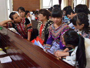 Kiinalaisia naisopiskelijoita keskustelemassa.