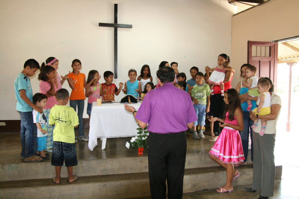 Bild på en colombiansk församling under gudstjänst.