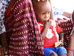 Mauritanialainen nainen ja pieni poika.