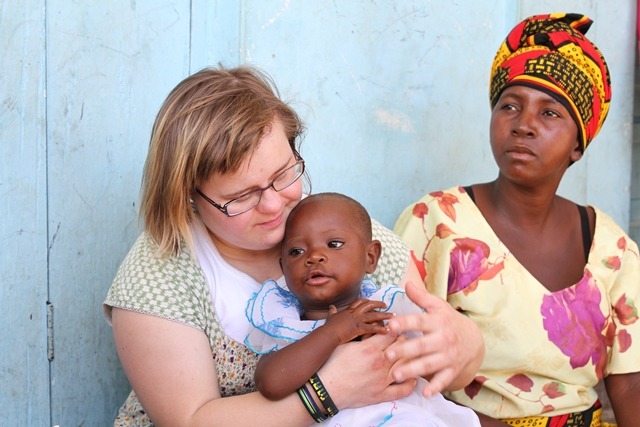 Sanna Sepponen tutustui Lähetysseuran etsivään vammaistyöhön Koillis-Tansaniassa. Raheli Kamaiiza sekä äitinsä Sofia Omari olivat ensimmäistä kertaa mukana Lähetysseuran terapiatapaamisessa. Äiti sai kuulla Rahelilla olevan Downin syndrooma.