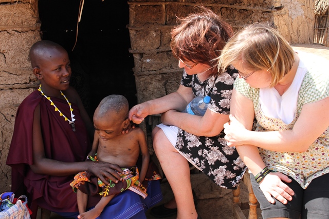 Maasai-kylässä Sanna ja Sari Sepponen keskustelivat pitkään Sofia Ojayan kanssa