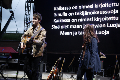 Aarni Seppälä esitti Lähetysjuhlilla oman kappaleensa Tekijänoikeussuoja. Kuva Jarmo Kulonen