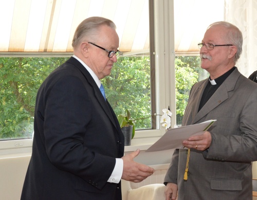 Sällskapets direktor överlämnade ett gåvobrev till president Ahtisaari. Foto: Salla Matilainen