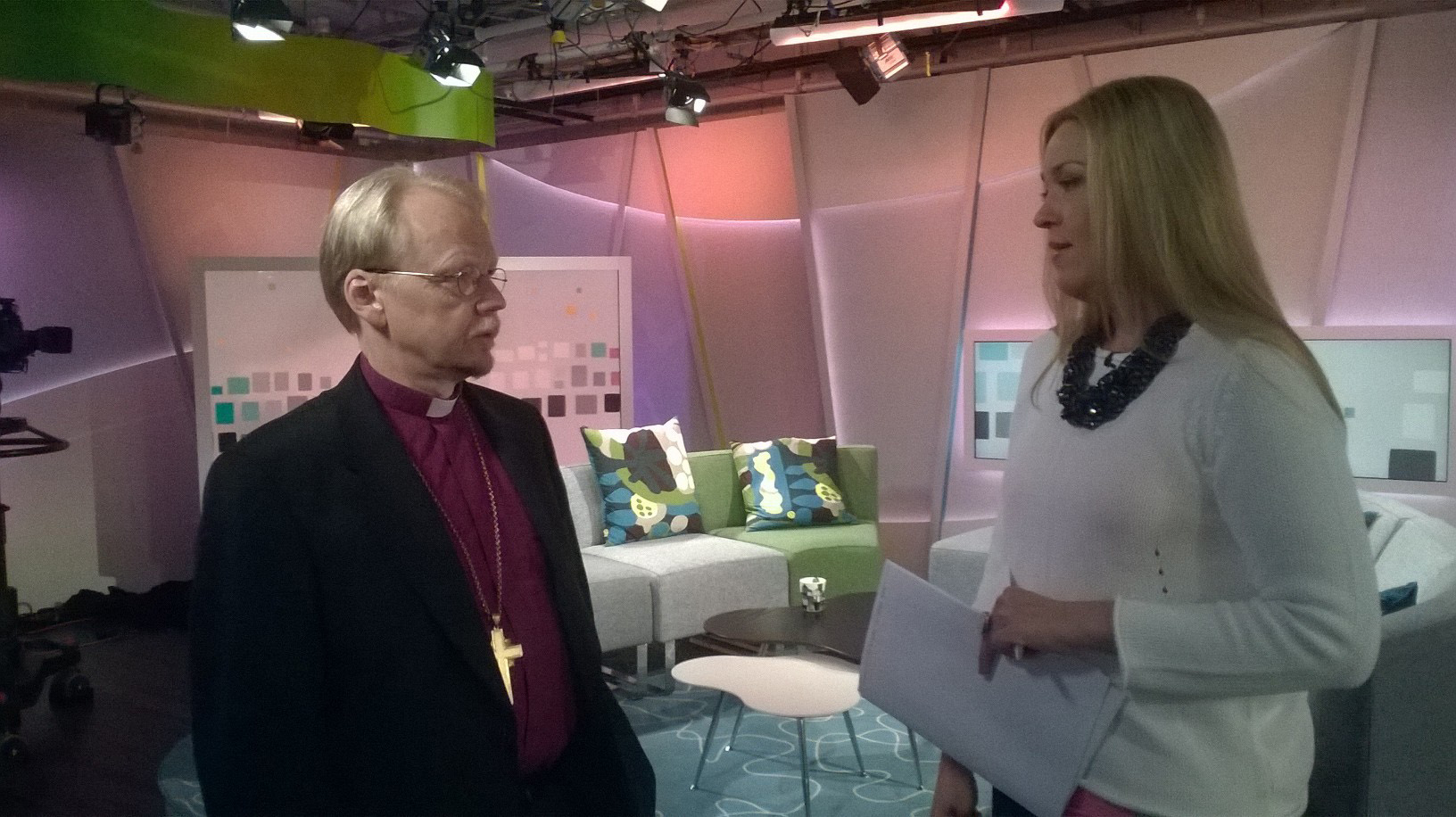 Arkkipiispa Kari Mäkistä haastatteli Annika Damström. 