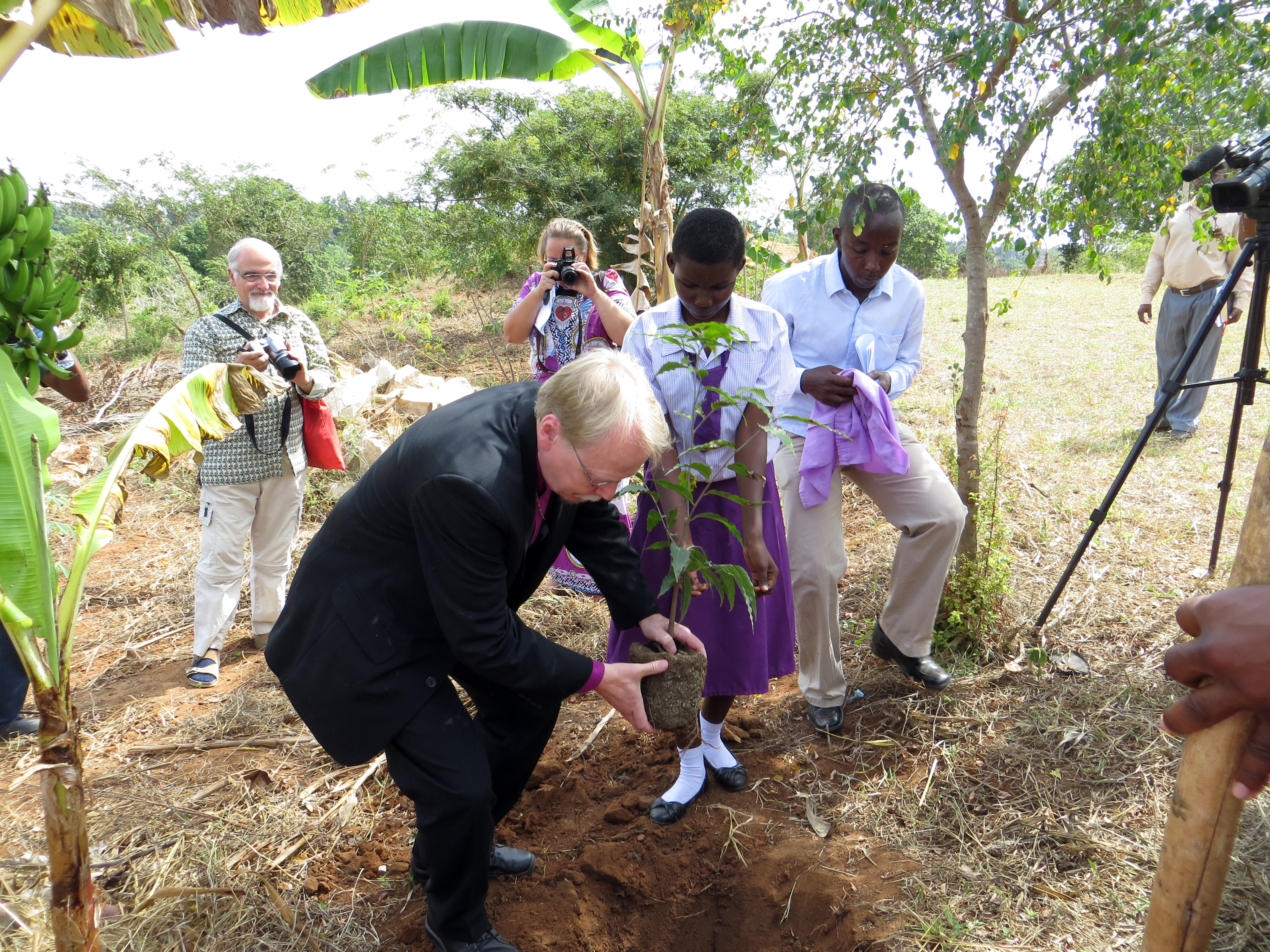 Arkkipiispa Kari Mäkinen istutti puun Mkuzan tyttöjen oppikoulun siunaamisen yhteydessä Tansaniassa. Kuva Kimmo Kääriäinen