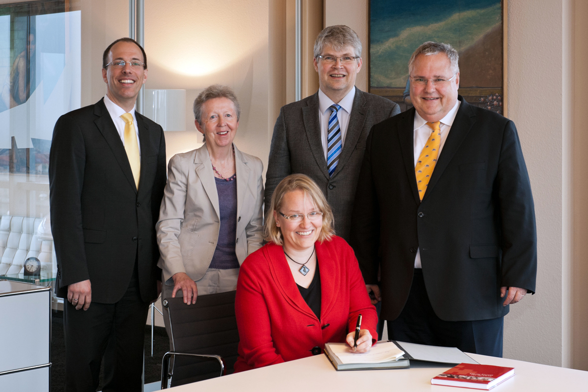 Ulkomaantyön johtaja Rolf Steffansson ja kehitysyhteistyöpäällikkö Maria Immonen vierailivat Münchenissä marraskuussa allekirjoittamassa yhteistyösopimuksen ja tutustumassa uuden saksalaisen kumppanin toimintaan. Vasemmalla IPHI-säätiöstä Nikolaus Herzog