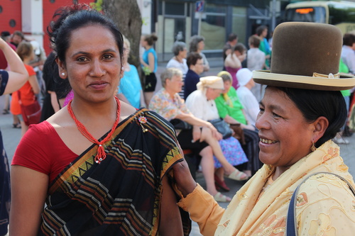 Människorättsjuristen Bishnu Nepali Gurung från Nepal och pastor Bertha Uturunco från Bolivia har mycket gemensamt trots att de kommer från motsatta sidor av jordklotet. Foto: Ulla Viskari-Perttu.