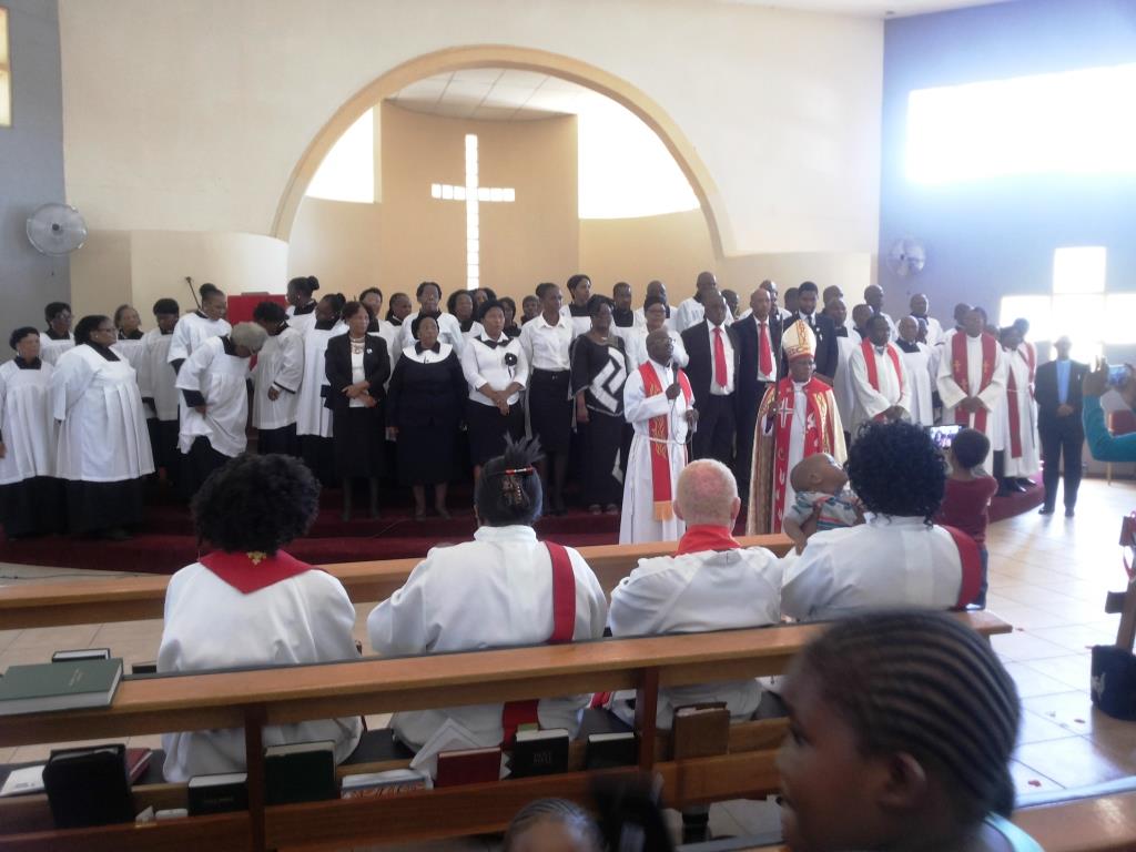 Botswanan luterilaisen kirkon seurakunnat saivat kerralla yli 40 uutta työntekijää suuressa vihkimysjuhlassa 24.4. Useimmat palvelevat seurakuntia jonkun muun työn ohella.