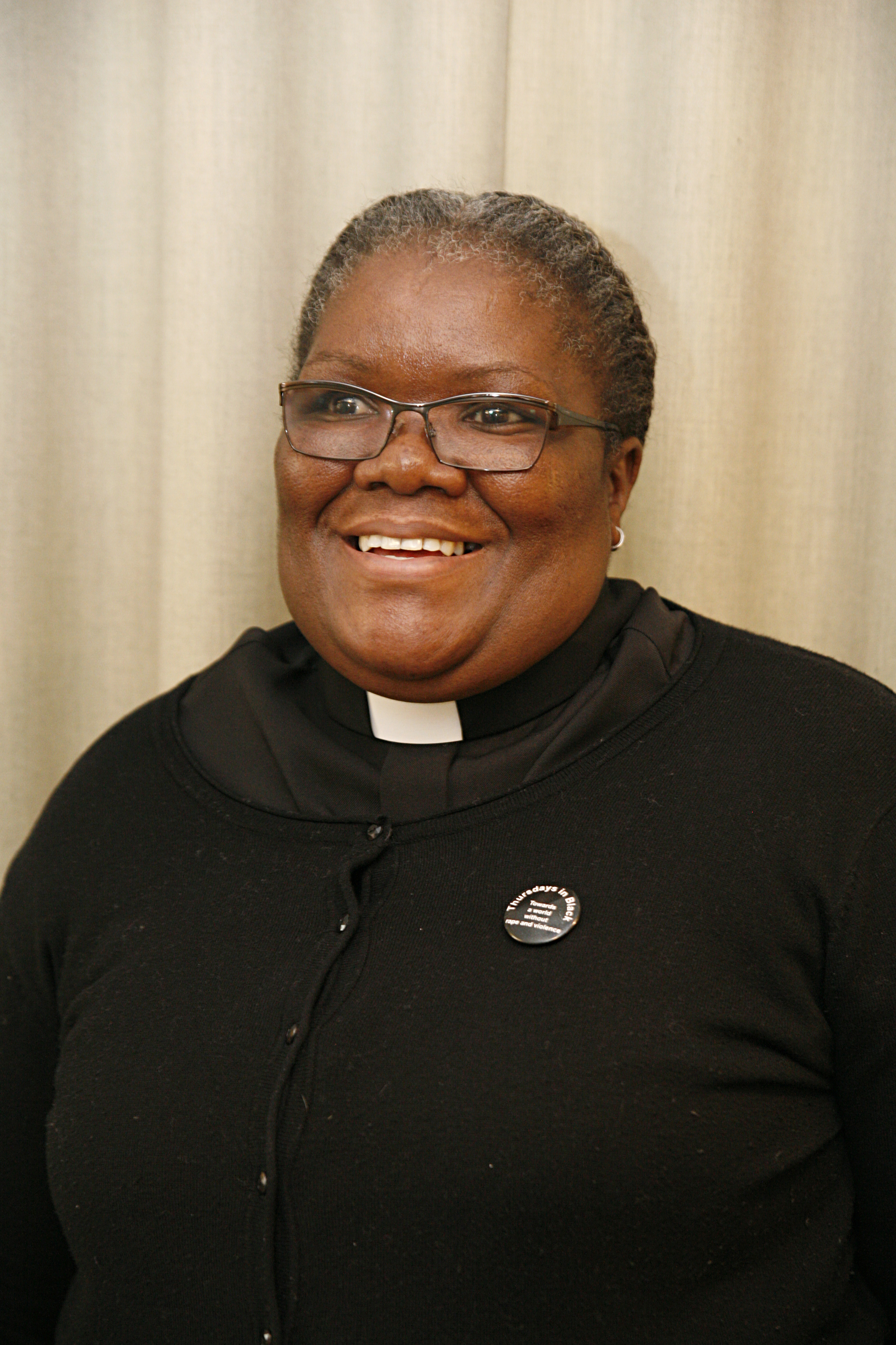 Pastori Phumzile Mabizela oli pukeutunut haastattelupäivänä mustiin vaatteisiin. Hän on mukana liikkeessä