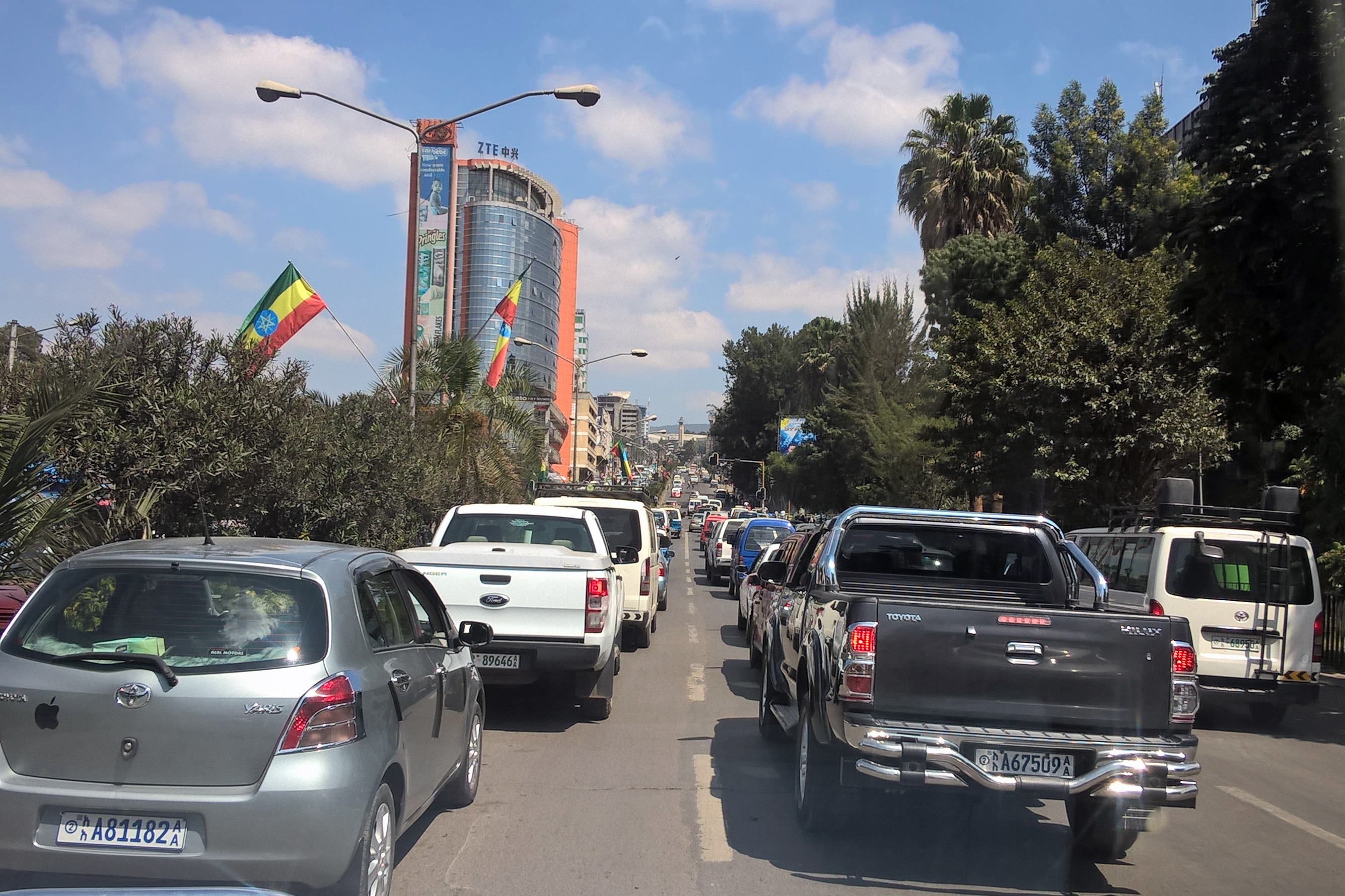 Elämä Addis Abeban pääkadulla sujuu päällisin puolin normaaliin tapaan
