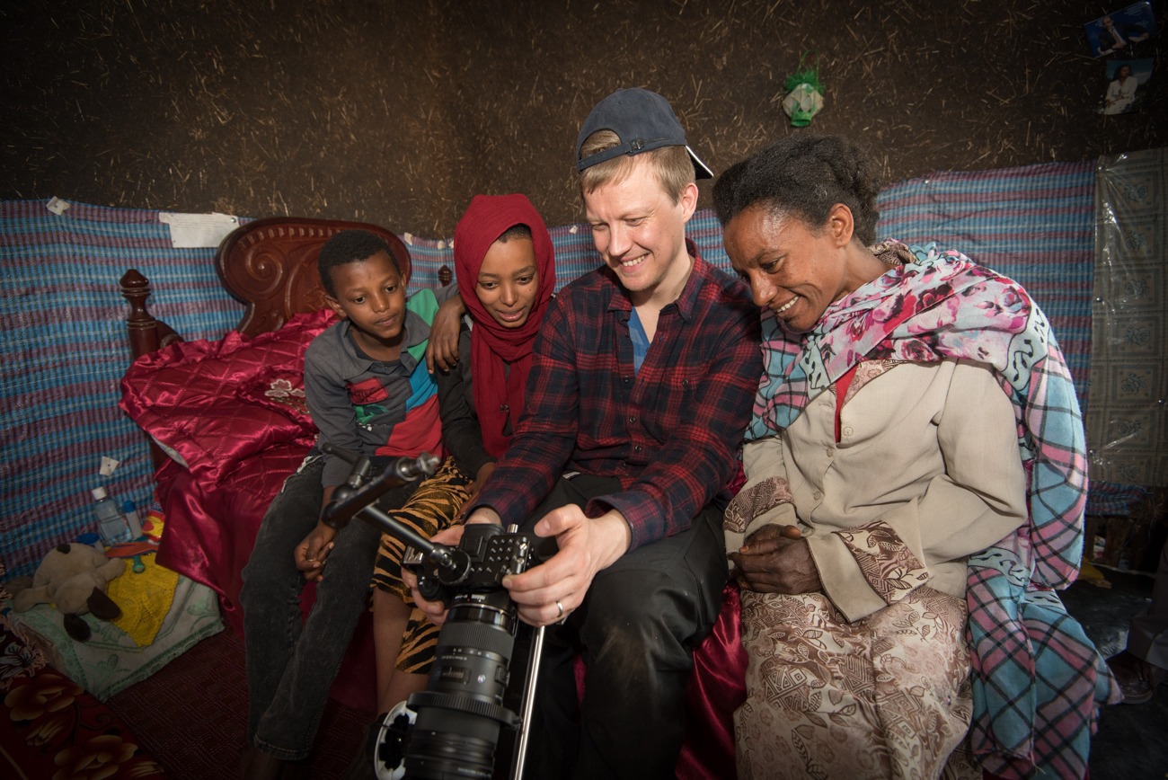 Antti Vuori kuvasi Etiopiassa Lähetysseuralle Kaksi päivää -videon aids-orpojen parissa tehtävästä työstä. Otoksia katseltiin jo heti paikan päällä. Kuva Ari Vitikainen