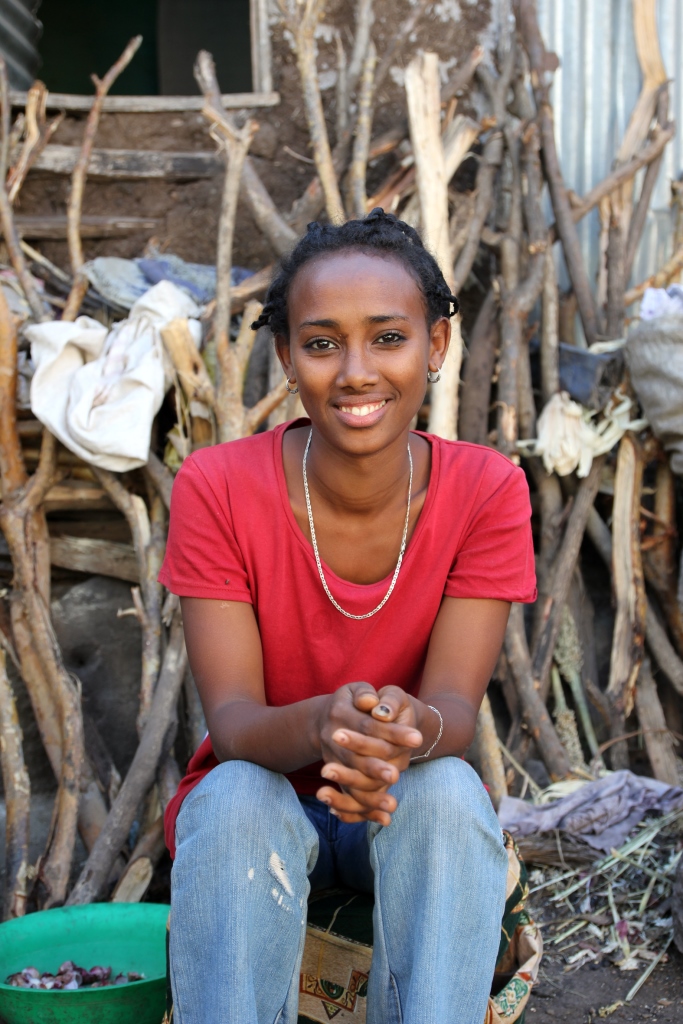 Aidsin takia vanhempansa menettänyt Genet Wodajo on aloittamassa kampaamoyritystä parin muun aids-orpohankkeen tuella kampaajaksi valmistuneen kanssa Etiopian Dessiessä. Kuva Sari Lehtelä
