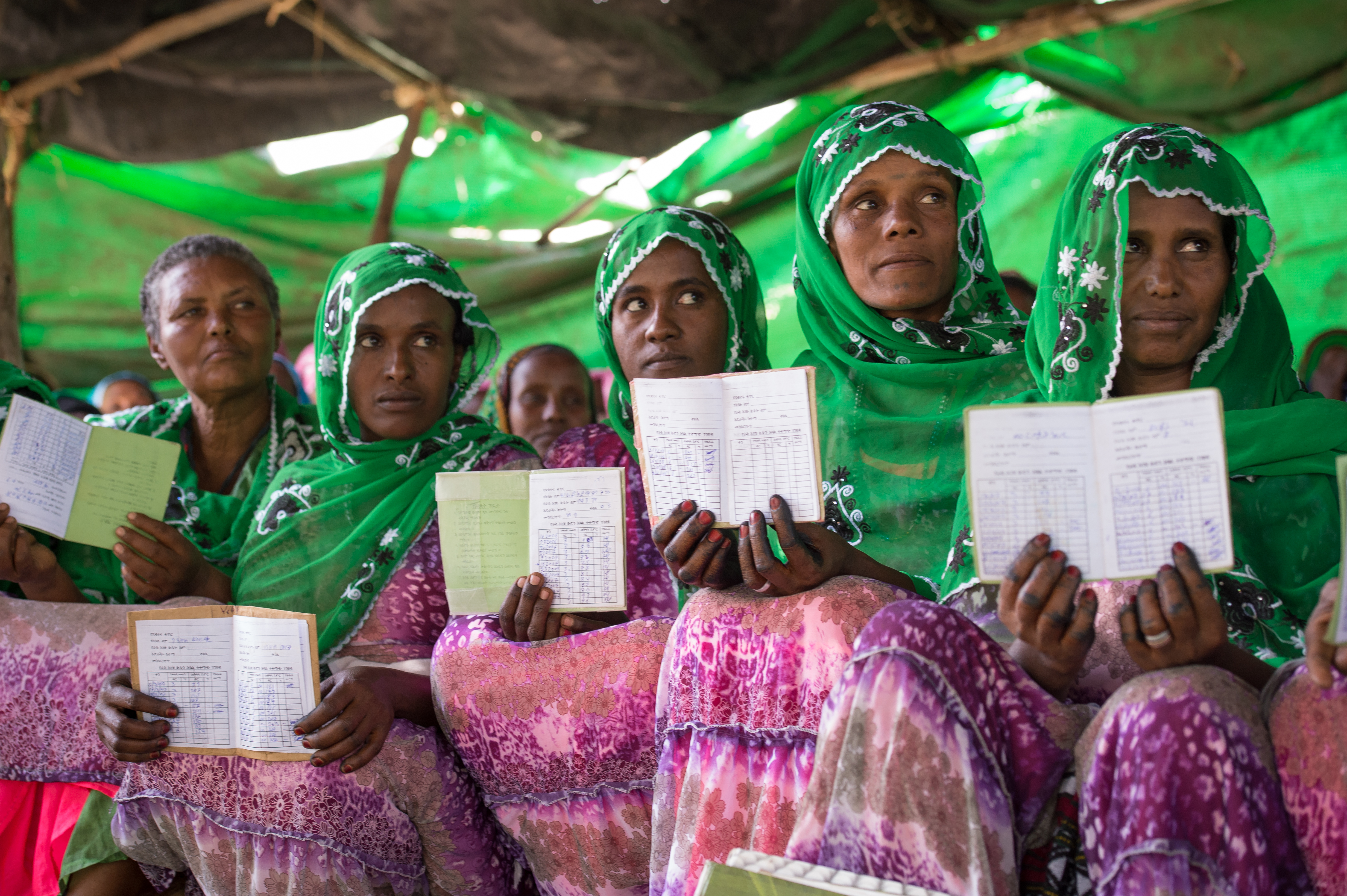 Deltagarna i ett kvinnoprojekt tackar för hjälpen i norra Etiopien. Projektet de är med i berörs inte av nedskärningarna. 25 000 människor får hjälp via projektet tack vare Finska Missionssällskapet. Foto: Ari Vitikainen 