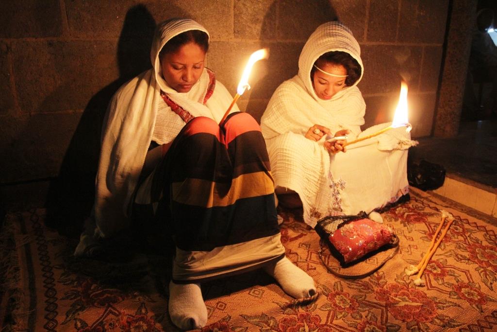 Etiopian ortodoksit viettävät pääsiäissunnuntaita edeltävän yön kirkossa kynttilänvalossa rukoillen ja laulaen aina kello kolmeen saakka.