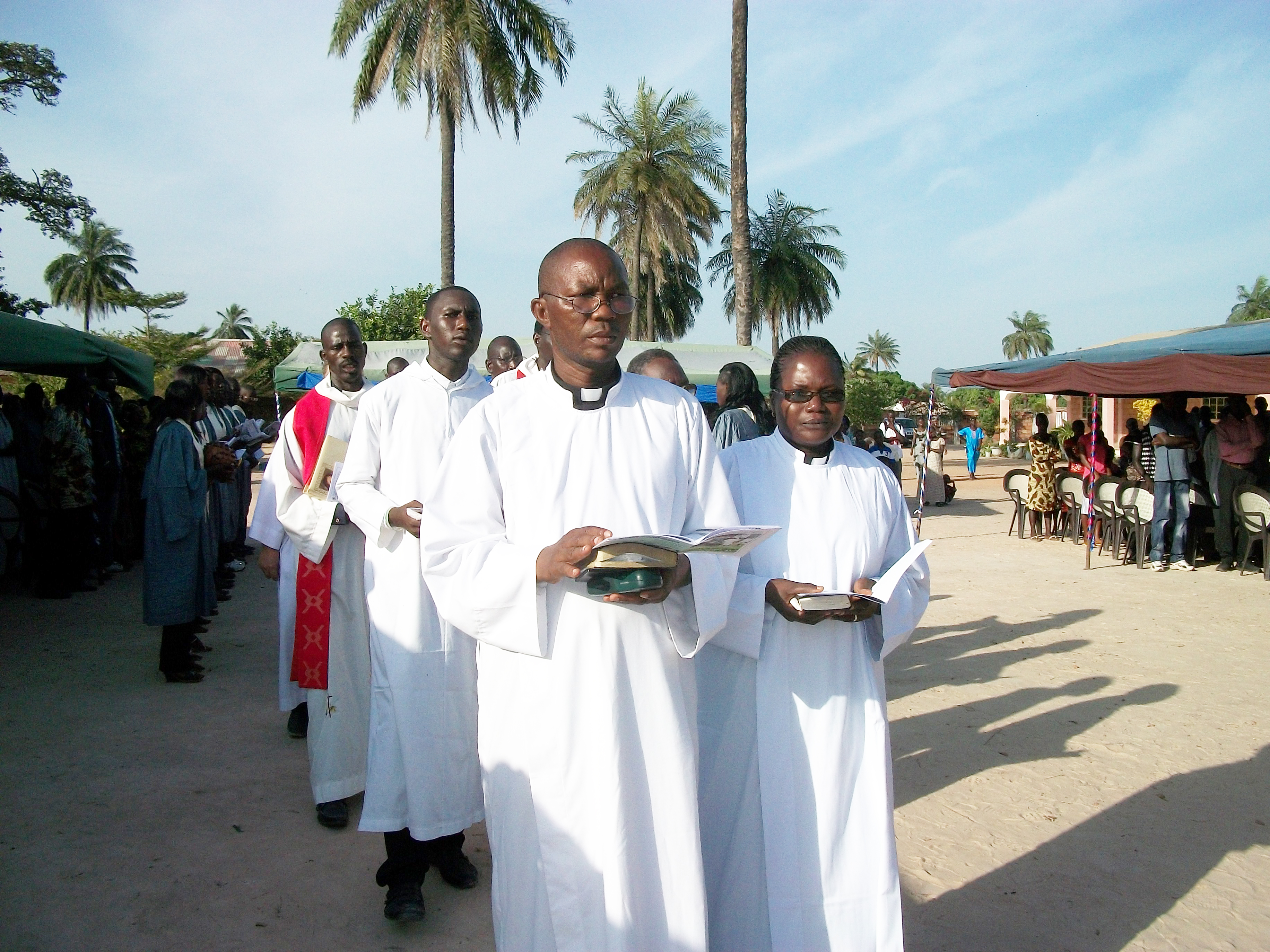 Aviopari Samuel S. Thomas och Fatima Bass Thomas ovat Gambian evankelisluterilaisen kirkon ensimmäiset papit. Kuva: Gambian evankelisluterilainen kirkko