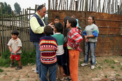 Kirkon sosiaalityöntekijä Hebert Gutierrez kutsuu Corinton lapsia lomakouluun La Vid Verdadera -keskukseen. Corinton barriossa kirkko kohtaa monta Bogotán köyhien asuma-alueiden yleistä ongelmaa: yksinhuoltajaperheet