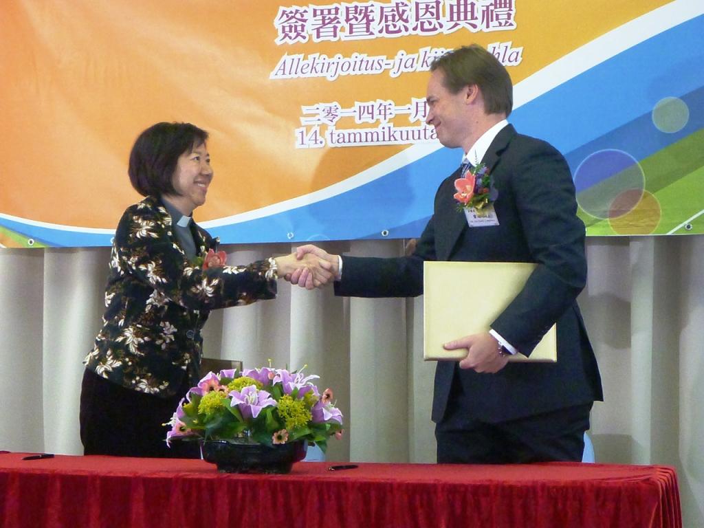 Hongkongin evankelisluterilaisen kirkon piispa Jenny Chan ja Lähetysseuran aluepäällikkö Jan-Eerik Leppänen allekirjoittivat Ling Oin luovutussopimuksen kirkon järjestämän luovutusseremonian yhteydessä.