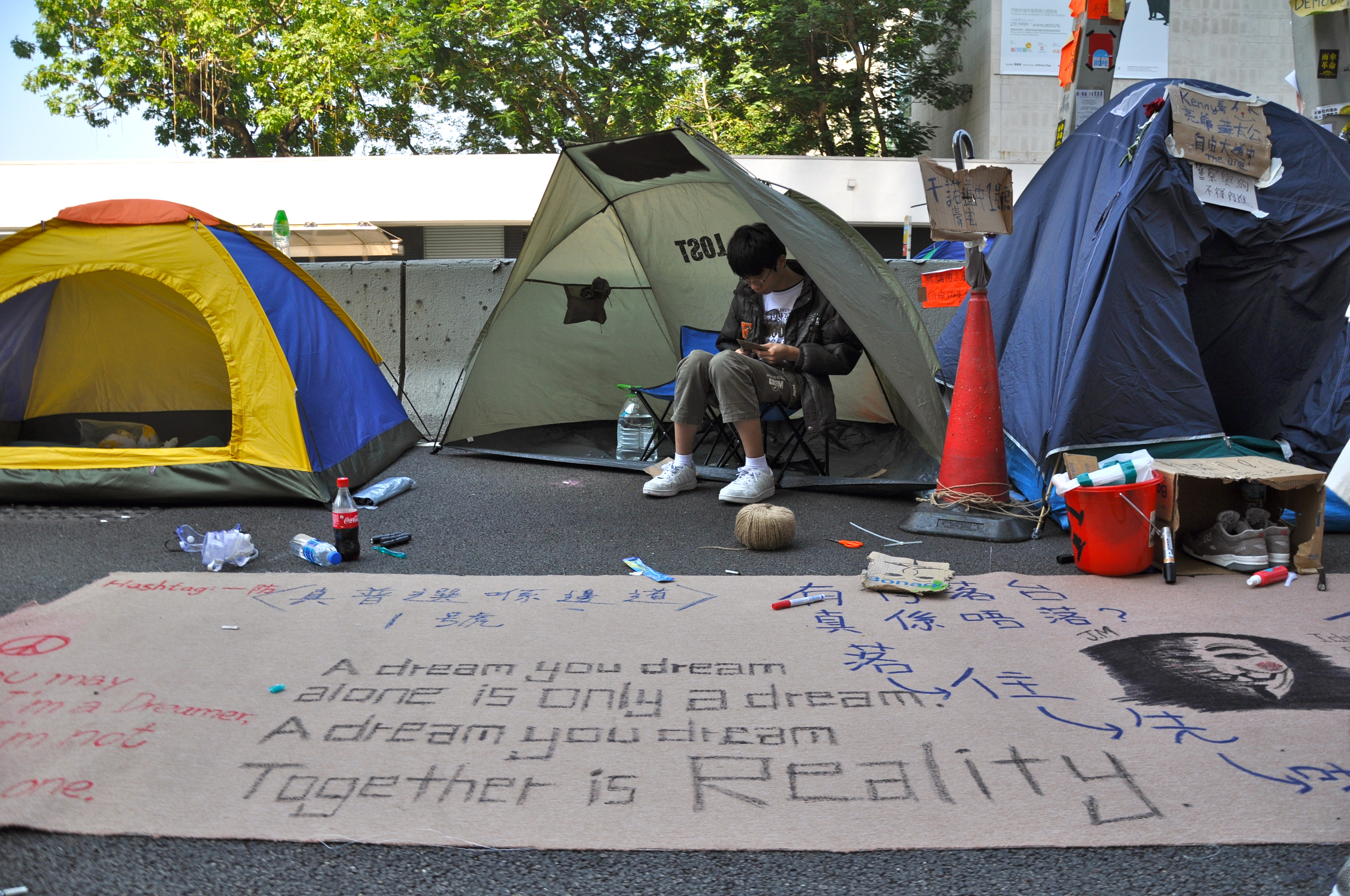 Kuukauden kestäneen kadunvaltauksen jälkeen Hongkongin liikekeskustassa on yhä n. 300 telttaa